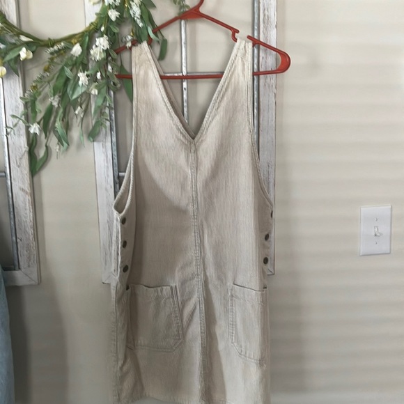 Woman’s size Medium jumper. Two front pockets. - Picture 1 of 4